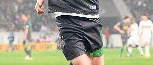 Gladbachs Peter Pan. Marco Reus schwebt nach seinem Tor zum 2:0. Foto: dapd