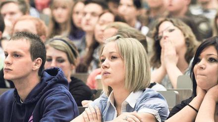 Gebremst von Angst. Die Studienzeiten im Bachelor der Freien Universität steigen wieder. Denn die Studierenden befürchten, keinen Platz im Master zu bekommen, meint FU-Präsident Alt. Der Deckel müsse darum gehoben werden.