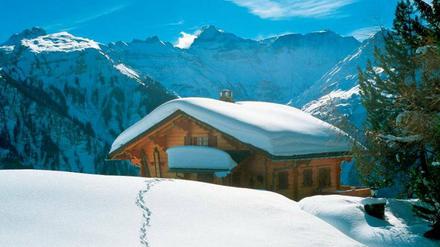 Schneeloch. Aktuell meldet das schweizerische Braunwald 160 Zentimeter der weißen Pracht. Für Winterwanderer abseits der geräumten Pfade eine Herausforderung.