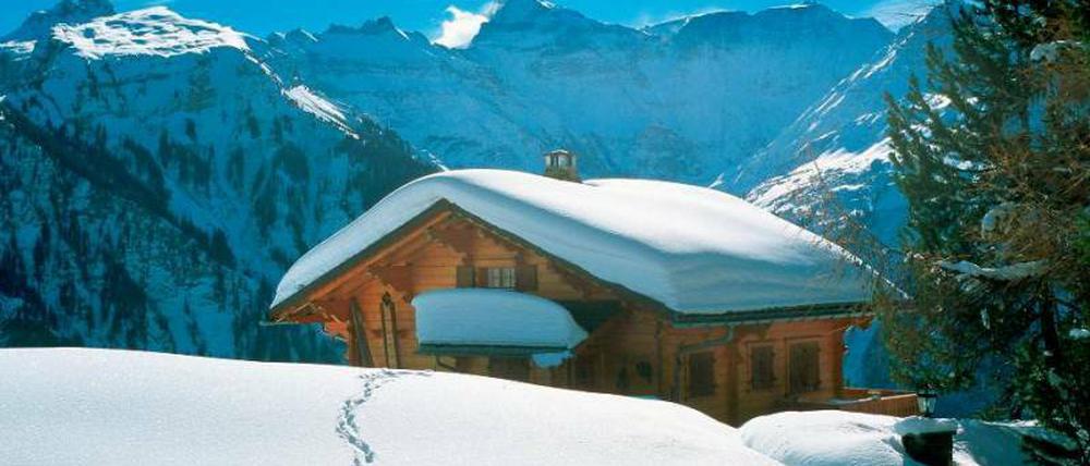 Schneeloch. Aktuell meldet das schweizerische Braunwald 160 Zentimeter der weißen Pracht. Für Winterwanderer abseits der geräumten Pfade eine Herausforderung.