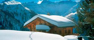 Schneeloch. Aktuell meldet das schweizerische Braunwald 160 Zentimeter der weißen Pracht. Für Winterwanderer abseits der geräumten Pfade eine Herausforderung.