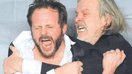 Im Nahkrampf. Samuel Finzi und Andreas Leupold, die zwei Seelen eines hoffnungslosen Säufers. Foto: Joachim Fieguth