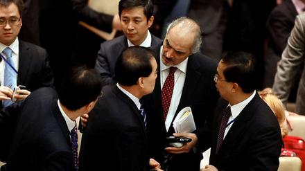 Der syrische Botschafter im UN-Sicherheitsrat, Bashar Jaafari, und sein chinesischer Kollege Li Baodong unterhalten sich vor der Abstimmung zur Syrien-Resolution.