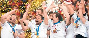 Von der Hölle in den Himmel. Im Finale gegen Serbien wurden die Dänen um Kapitän Lars Christiansen (Mitte) ausgepfiffen, doch danach gab’s Konfetti und den EM-Titel. Foto: dpa