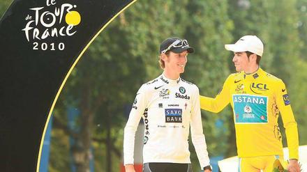 Wer ist hier der Sieger? Alberto Contador (r.) gilt ab sofort nicht mehr als Gewinner der Tour de France 2010, dieser Titel wird auf Andy Schleck übergehen. 