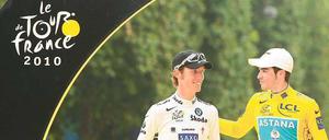 Wer ist hier der Sieger? Alberto Contador (r.) gilt ab sofort nicht mehr als Gewinner der Tour de France 2010, dieser Titel wird auf Andy Schleck übergehen. 