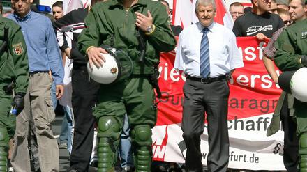 Aufmarsch und Aufguss? Wie viel Gesinnungsschutz dürfen extreme Rechte erwarten? Müssen nur ihre Demonstrationen flankiert werden, oder muss der Staat auch ihren Zugang zur Sauna verteidigen? Über den Fall Udo Voigt, hier bei einem Aufmarsch im Jahr 2007, entscheidet in dieser Woche der Bundesgerichtshof.