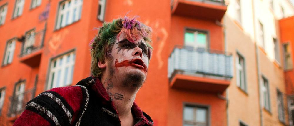 Ein "Zombie" demonstriert am Jahrestag der Räumung der Liebig 14.