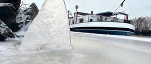 Festgefroren auf dem Main. Foto: dpa