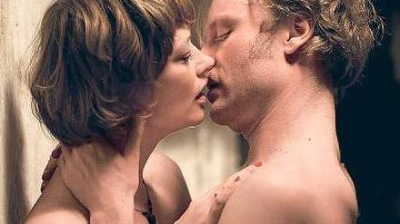 Knutschender Kommissar. Mark (Mark Waschke) hat eine Affäre mit Lulu (Lea Mornar), die ermordet wird. Foto: ZDF