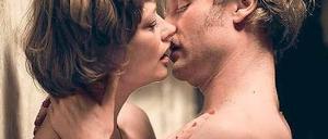 Knutschender Kommissar. Mark (Mark Waschke) hat eine Affäre mit Lulu (Lea Mornar), die ermordet wird. Foto: ZDF