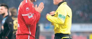 Vergebliches Flehen. Schiedsrichter Robert Kempter zeigte Unions Torsten Mattuschka Gelb-Rot. Foto: dpa