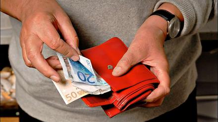 Was bei den Berliner Piraten im Portemonnaie steckt, kann man im Internet nachlesen. Die anderen Parteien sehen darin kein Modell für sich.