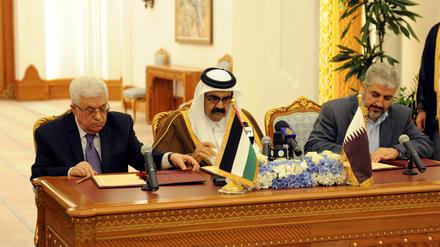 Palästinenserpräsident Mahmud Abbas (l.) und Hamas-Vertreter Chaled Maschaal (r.) unterzeichnen ihre Übereinkunft.