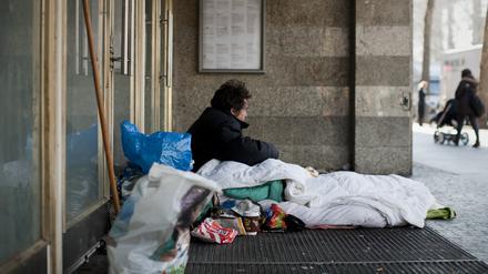 Nicht nur in Osteuropa setzt die klirrende Kälte den Menschen zu. Auch Deutschland ist von der eisigen Temperaturwelle betroffen. So wie dieser Obdachlose in Köln.
