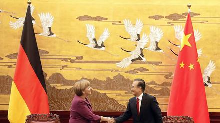 Die China-Reise der Kanzlerin und das Veto aus Moskau und China gegen die Syrien-Resolution im UN-Sicherheitsrat werfen erneut Grundsatzfragen nach dem richtigen Umgang mit den beiden demokratiefeindlichen Supermächten auf.