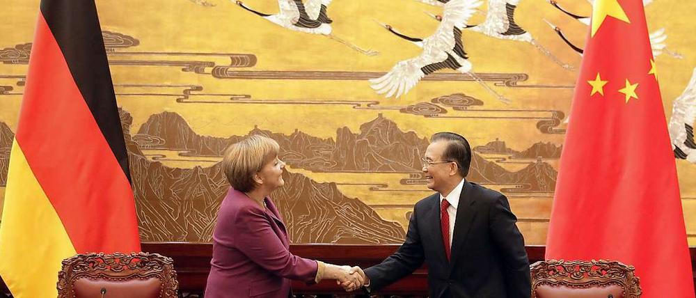 Die China-Reise der Kanzlerin und das Veto aus Moskau und China gegen die Syrien-Resolution im UN-Sicherheitsrat werfen erneut Grundsatzfragen nach dem richtigen Umgang mit den beiden demokratiefeindlichen Supermächten auf.