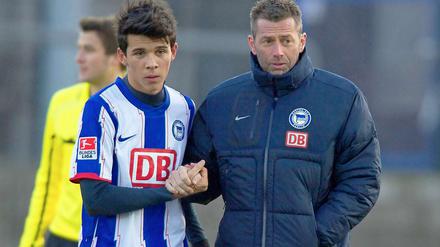 Händchenhalten: Herthas Trainer Michael Skibbe setzt gegen Hannover auf die jungen Verteidiger Alfredo Morales (links) und Sebastian Neumann. Beide haben noch kein Pflichtspiel bei den Profis von Beginn an bestritten. 