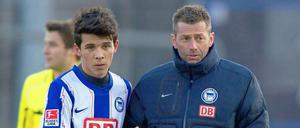 Händchenhalten: Herthas Trainer Michael Skibbe setzt gegen Hannover auf die jungen Verteidiger Alfredo Morales (links) und Sebastian Neumann. Beide haben noch kein Pflichtspiel bei den Profis von Beginn an bestritten. 
