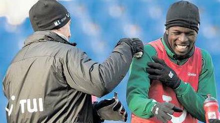 Hiebe mit Liebe. Hannovers Trainer Mirko Slomka ärgert sich über die Verspätung von Neuzugang Mame Diouf (r.) – und freut sich aber über seine Ankunft.