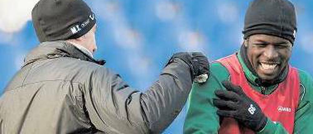 Hiebe mit Liebe. Hannovers Trainer Mirko Slomka ärgert sich über die Verspätung von Neuzugang Mame Diouf (r.) – und freut sich aber über seine Ankunft.