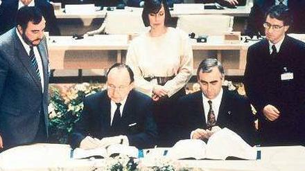 Geburtsstunde des Euro. Die damaligen Bundesminister Hans-Dietrich Genscher (links) und Theo Waigel unterzeichnen am 7. Februar 1992 den Maastricht-Vertrag.