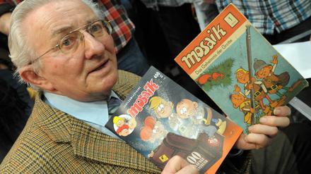 Der Comicautor und geistige Vater der Abrafaxe, Lothar Dräger, mit den Mosaikheften Nr. 1 und Nr. 400. 