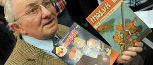 Der Comicautor und geistige Vater der Abrafaxe, Lothar Dräger, mit den Mosaikheften Nr. 1 und Nr. 400. 