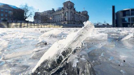 Gefrorenes Regierungsviertel. Bei Tiefsttemperaturen von 20 Grad minus ist der Spreebogen in Mitte zur Eislandschaft erstarrt. In der zweiten Wochenhälfte soll es etwas milder werden, bevor die nächste Kaltfront die Stadt erreicht. Foto: dpa/Maurizio Gambarini