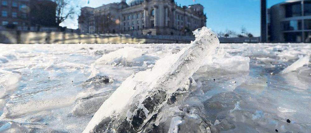 Gefrorenes Regierungsviertel. Bei Tiefsttemperaturen von 20 Grad minus ist der Spreebogen in Mitte zur Eislandschaft erstarrt. In der zweiten Wochenhälfte soll es etwas milder werden, bevor die nächste Kaltfront die Stadt erreicht. Foto: dpa/Maurizio Gambarini