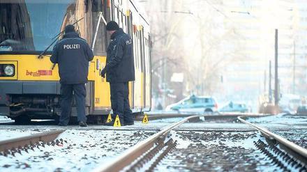 Am Unfallort. Die Polizei sicherte die Spuren an den Gleisen. Foto: dapd