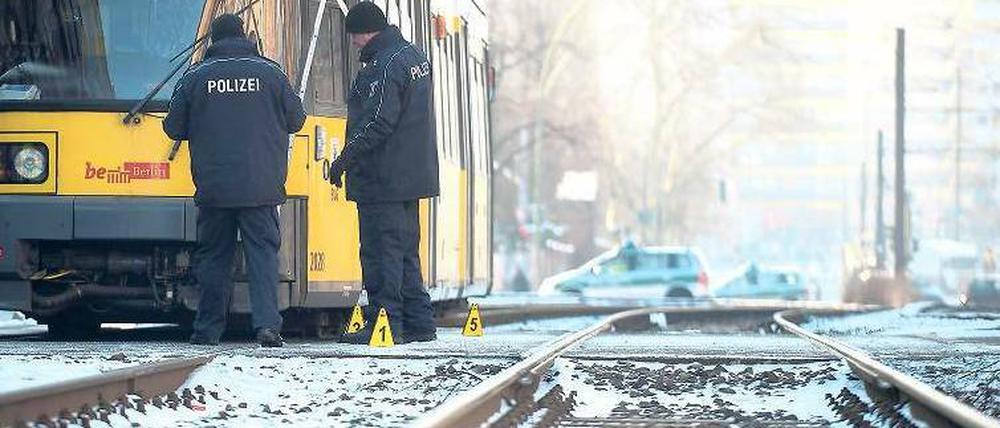 Am Unfallort. Die Polizei sicherte die Spuren an den Gleisen. Foto: dapd