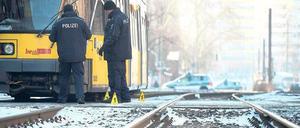 Am Unfallort. Die Polizei sicherte die Spuren an den Gleisen. Foto: dapd