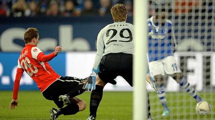 FSV-Torwart und Schalke-Fan Christian Wetklo macht beim Schuss von Chinedu Obasi aufs kurze Eck keine gute Figur.