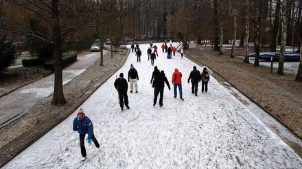 Kufenzauber. Auf Schlittschuhen, zu Fuß, in Stoßschlitten und selbst auf Fahrrädern wagten sich die Ausflügler auf die vereisten Flussarme im Spreewald. Diesen Winterzauber hatten die Gastwirte in früheren Jahren verschlafen – diesmal nicht. 