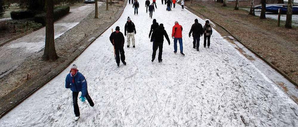 Kufenzauber. Auf Schlittschuhen, zu Fuß, in Stoßschlitten und selbst auf Fahrrädern wagten sich die Ausflügler auf die vereisten Flussarme im Spreewald. Diesen Winterzauber hatten die Gastwirte in früheren Jahren verschlafen – diesmal nicht. 