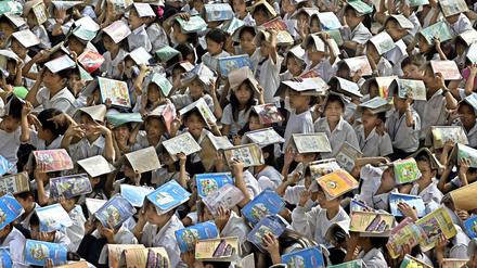 Philippinische Kinder üben, wie sie sich im Falle eines Erdbebens verhalten. Ob ihnen diese Schutzmaßnahme bei den jüngsten Erschütterungen hilfreich war, ist fraglich.