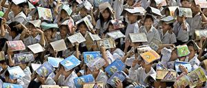 Philippinische Kinder üben, wie sie sich im Falle eines Erdbebens verhalten. Ob ihnen diese Schutzmaßnahme bei den jüngsten Erschütterungen hilfreich war, ist fraglich.