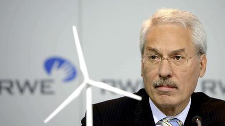 RWE-Innogy-Chef Fritz Vahrenholt muss wegen des Erreichens der Altersgrenze in den Aufsichtsrat des Unternehmens wechseln. Am Montag stellte er in Berlin sein neues Buch "Die kalte Sonne" vor. 