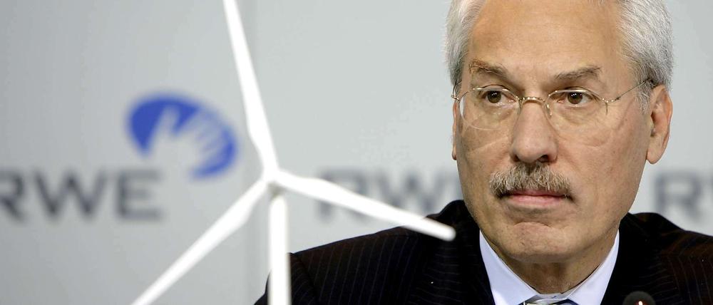 RWE-Innogy-Chef Fritz Vahrenholt muss wegen des Erreichens der Altersgrenze in den Aufsichtsrat des Unternehmens wechseln. Am Montag stellte er in Berlin sein neues Buch "Die kalte Sonne" vor. 