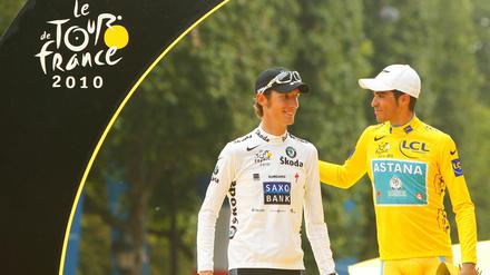 Wer ist hier der Sieger? Alberto Contador (r.) gilt ab sofort nicht mehr als Gewinner der Tour de France 2010, dieser Titel wird auf Andy Schleck übergehen. 