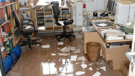 Der See im Büro. Die Decken sind größtenteils aufgequollen, Die Mitarbeiter müssen umziehen.