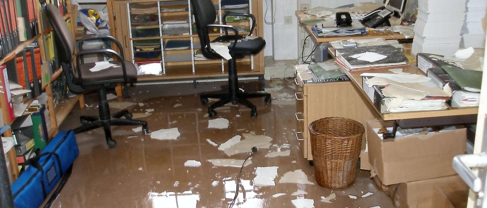 Der See im Büro. Die Decken sind größtenteils aufgequollen, Die Mitarbeiter müssen umziehen.