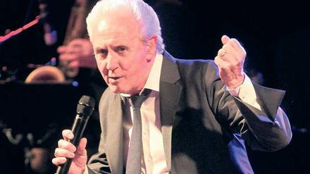 Hipster mit 68. Tony Christie bei seinem Auftritt in Huxleys Neuer Welt.