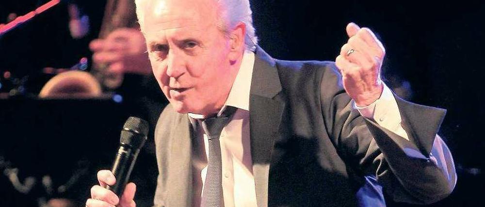 Hipster mit 68. Tony Christie bei seinem Auftritt in Huxleys Neuer Welt.