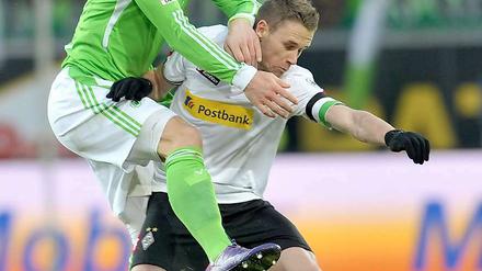 Wurschteln in Wolfsburg: Der Wolfsburger Sebastian Polter (l.) kämpft mit dem Mönchengladbacher Filip Daems um den Ball.