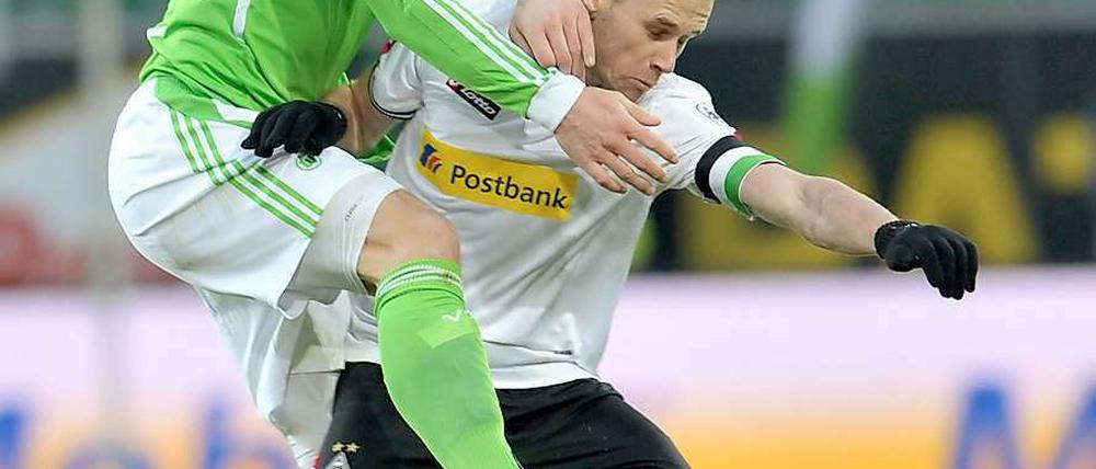 Wurschteln in Wolfsburg: Der Wolfsburger Sebastian Polter (l.) kämpft mit dem Mönchengladbacher Filip Daems um den Ball.