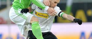 Wurschteln in Wolfsburg: Der Wolfsburger Sebastian Polter (l.) kämpft mit dem Mönchengladbacher Filip Daems um den Ball.