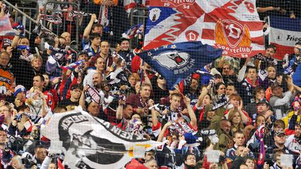 Wenn die bunten Fahnen wehen. Ins Flaggenmeer der Eisbären-Fans mischen sich immer noch die alten Dynamo-Logos. Mit gelebter Ost-Identität hat das allerdings nicht mehr allzu viel zu tun.
