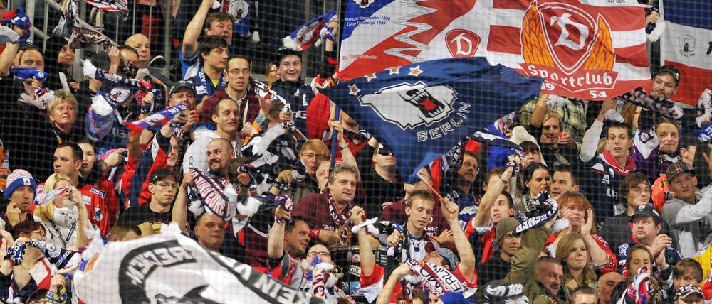 Wenn die bunten Fahnen wehen. Ins Flaggenmeer der Eisbären-Fans mischen sich immer noch die alten Dynamo-Logos. Mit gelebter Ost-Identität hat das allerdings nicht mehr allzu viel zu tun.